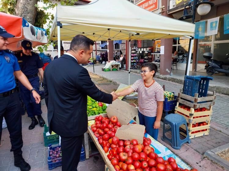 KAYMAKAM TİTİZ, MEYVE VE SEBZE TEZGÂHLARINI İNCELEDİ