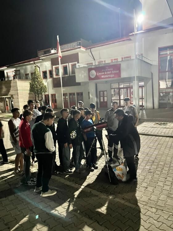A W804265 02 ÇOCUKLAR TELESKOPLA GÖKYÜZÜNÜ İNCELEDİ
