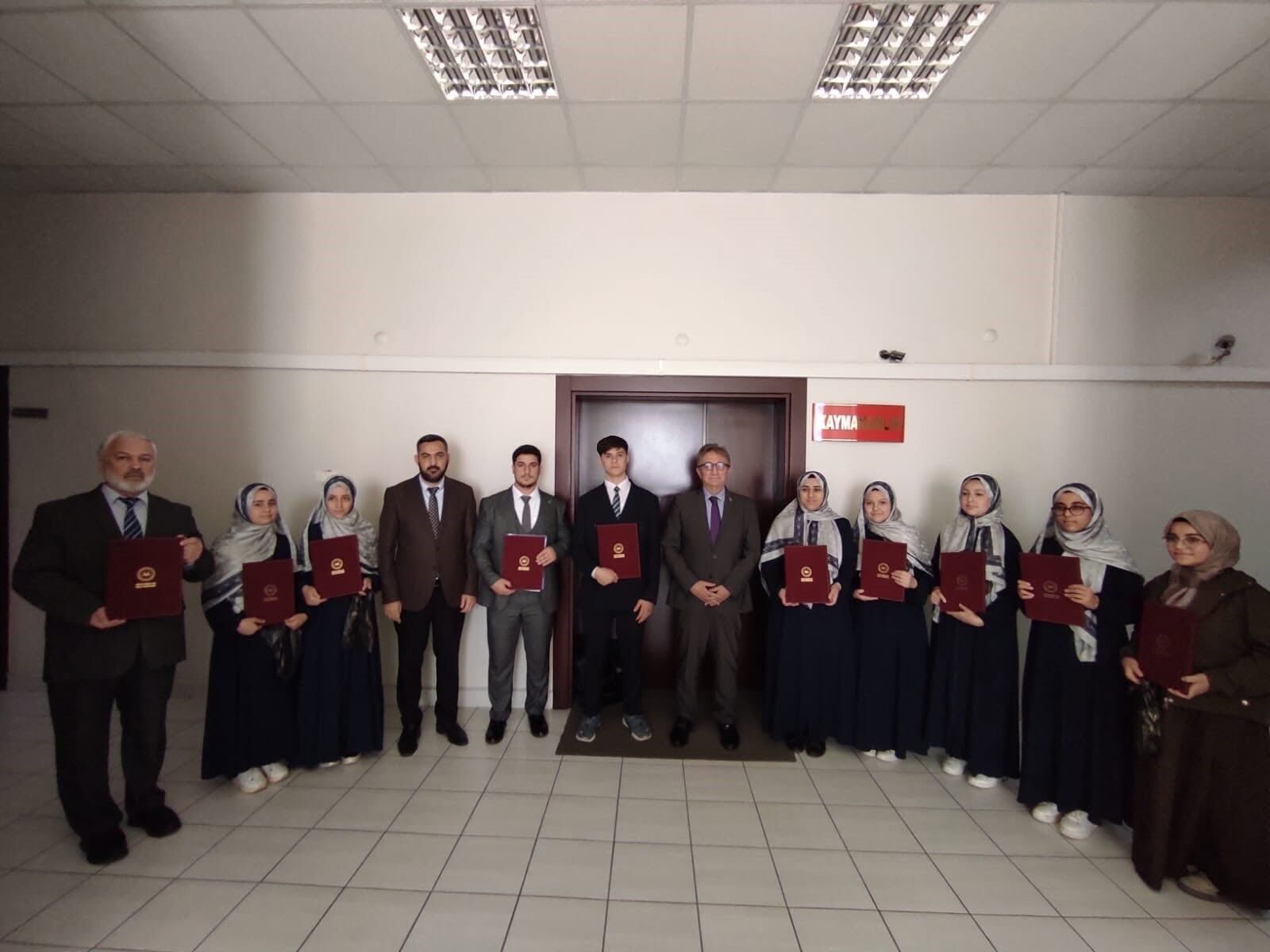 A W805938 01 10 ÖĞRENCİ HAFIZLIK EĞİTİMİNİ TAMAMLADI