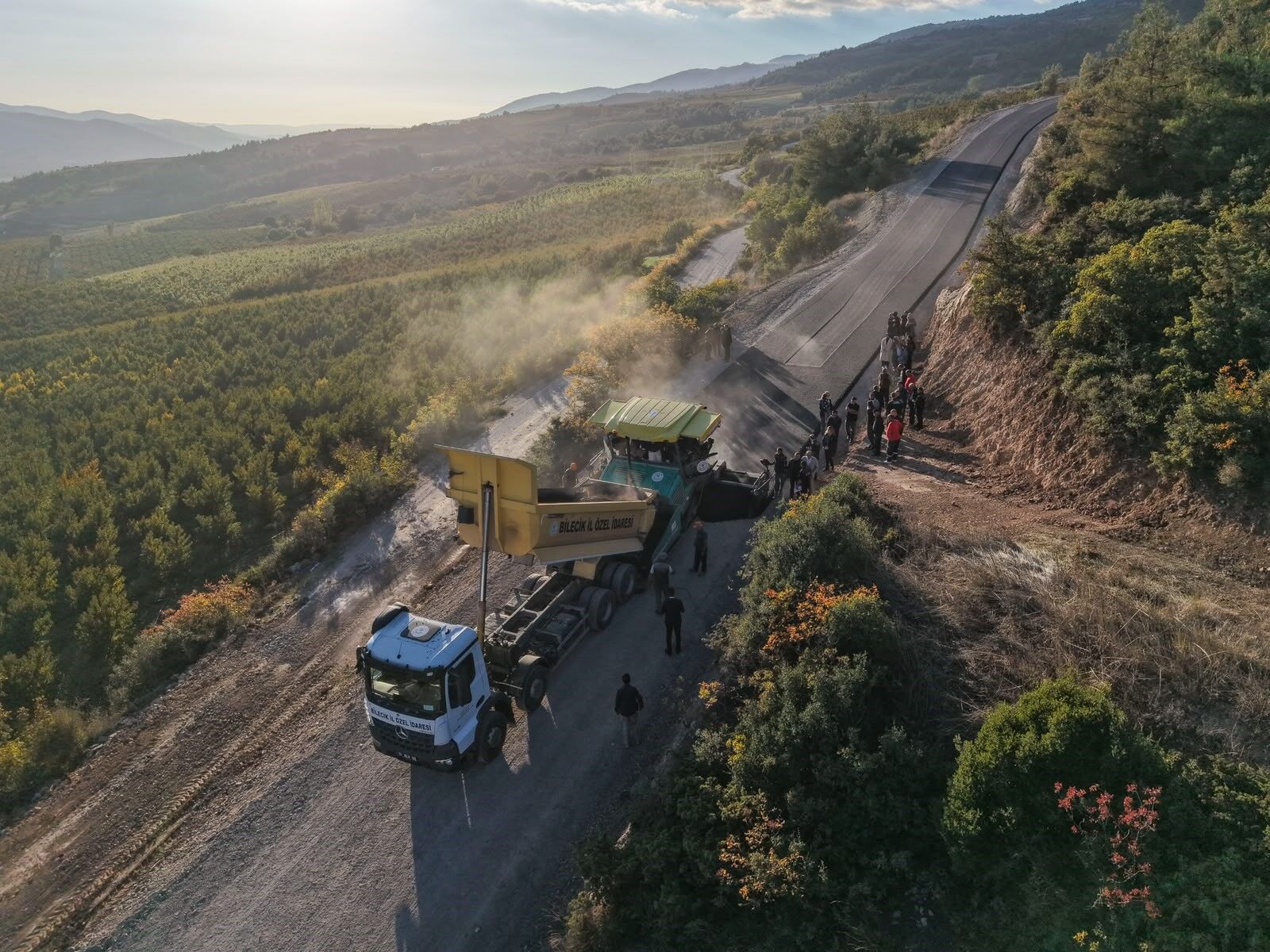 8 KİLOMETRELİK KÖY YOLU SICAK ASFALTA KAVUŞUYOR A W807431 01 8 KİLOMETRELİK KÖY YOLU SICAK ASFALTA KAVUŞUYOR