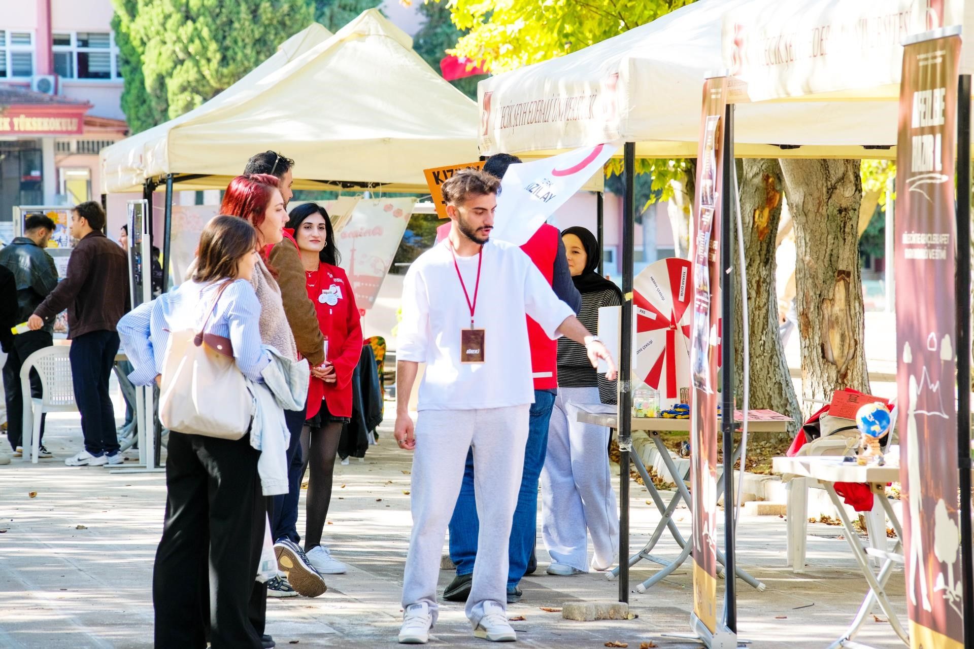 BŞEÜ'DE ÖĞRENCİ KULÜPLERİNE YOĞUN İLGİ A W807942 01 BŞEÜ'DE ÖĞRENCİ KULÜPLERİNE YOĞUN İLGİ