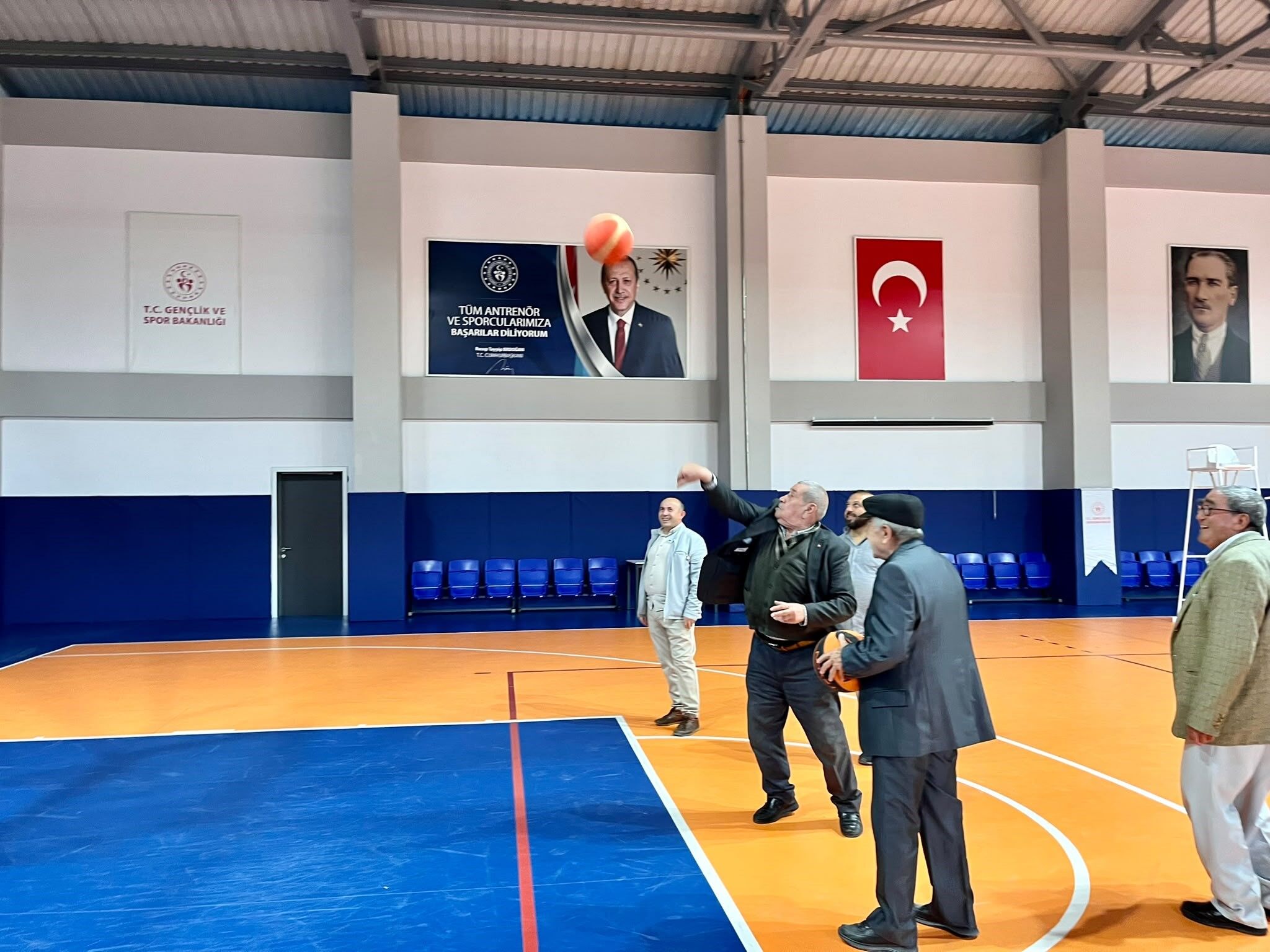 YILLARA MEYDAN OKUYUP SAHAYA ÇIKTILAR A W807988 02 YILLARA MEYDAN OKUYUP SAHAYA ÇIKTILAR