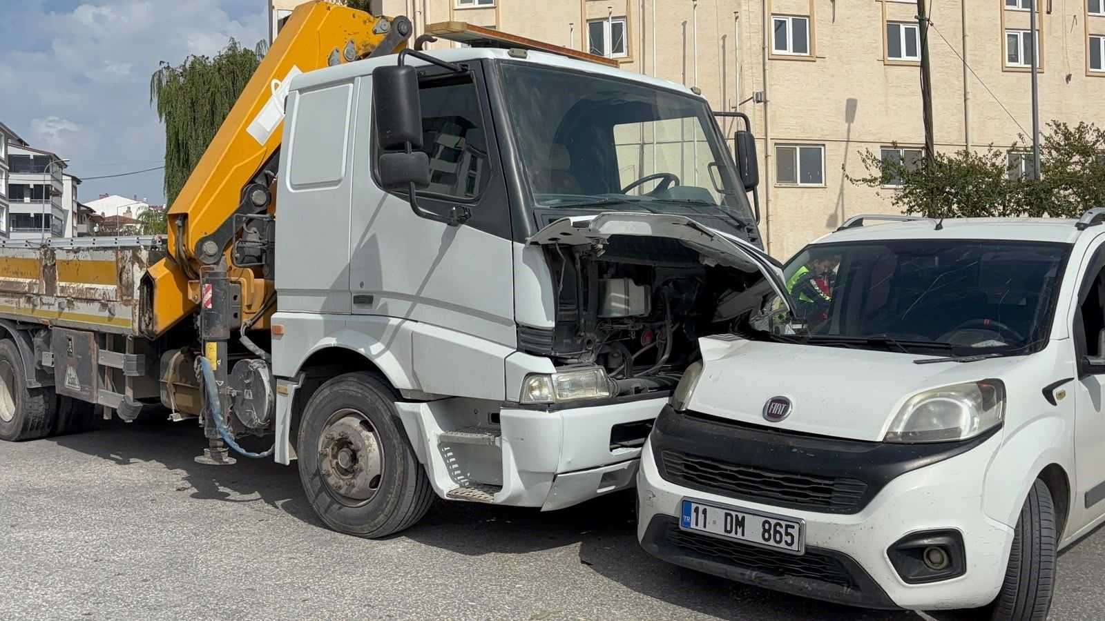 A W808843 01 BİLECİK'TE VİNÇ İLE HAFİF TİCARİ ARAÇ ÇARPIŞTI: 1 YARALI