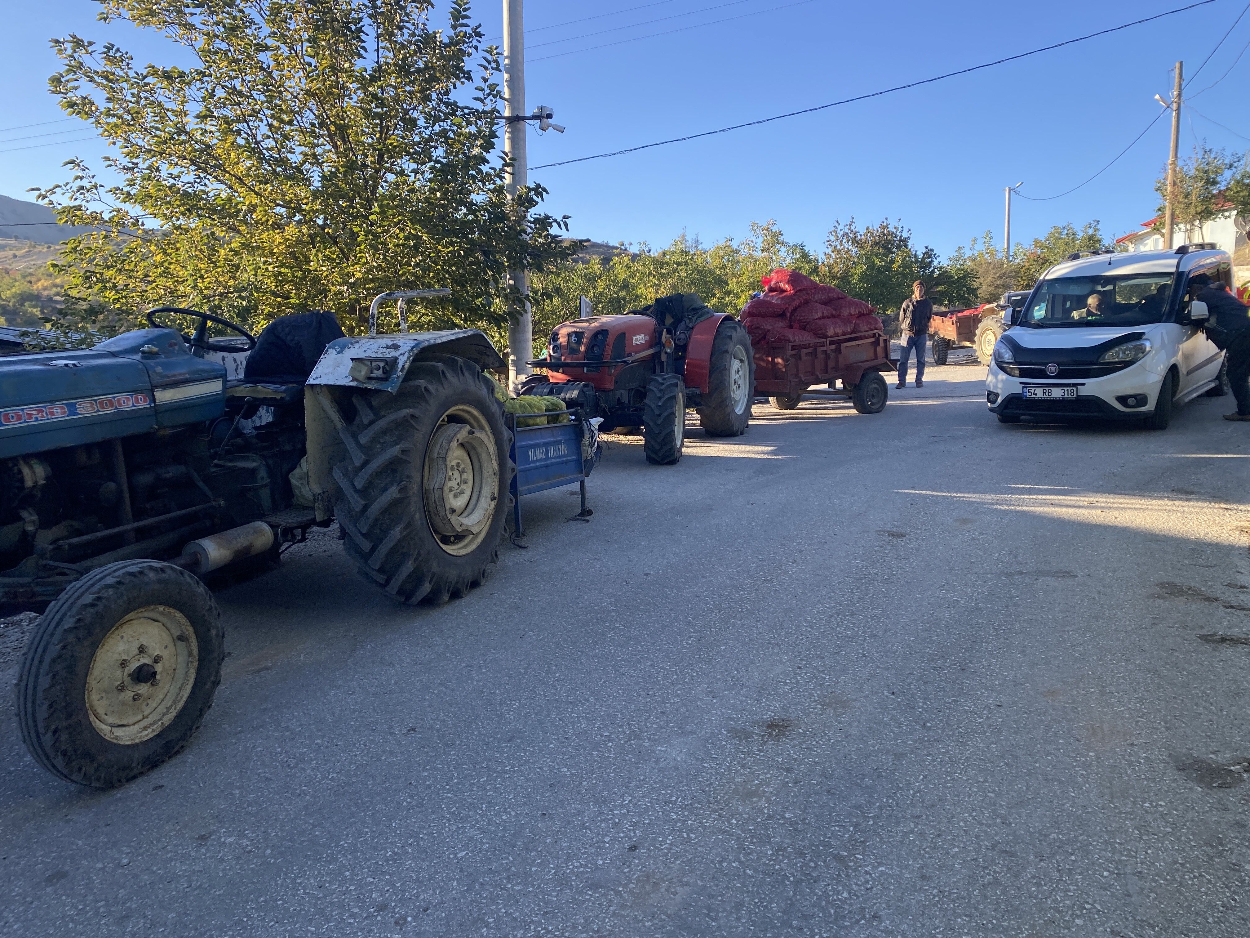 SABAHIN İLK IŞIKLARINDA TRAKTÖRLERİYLE UZUN KUYRUK OLUŞTURUYORLAR A W809466 02 SABAHIN İLK IŞIKLARINDA TRAKTÖRLERİYLE UZUN KUYRUK OLUŞTURUYORLAR
