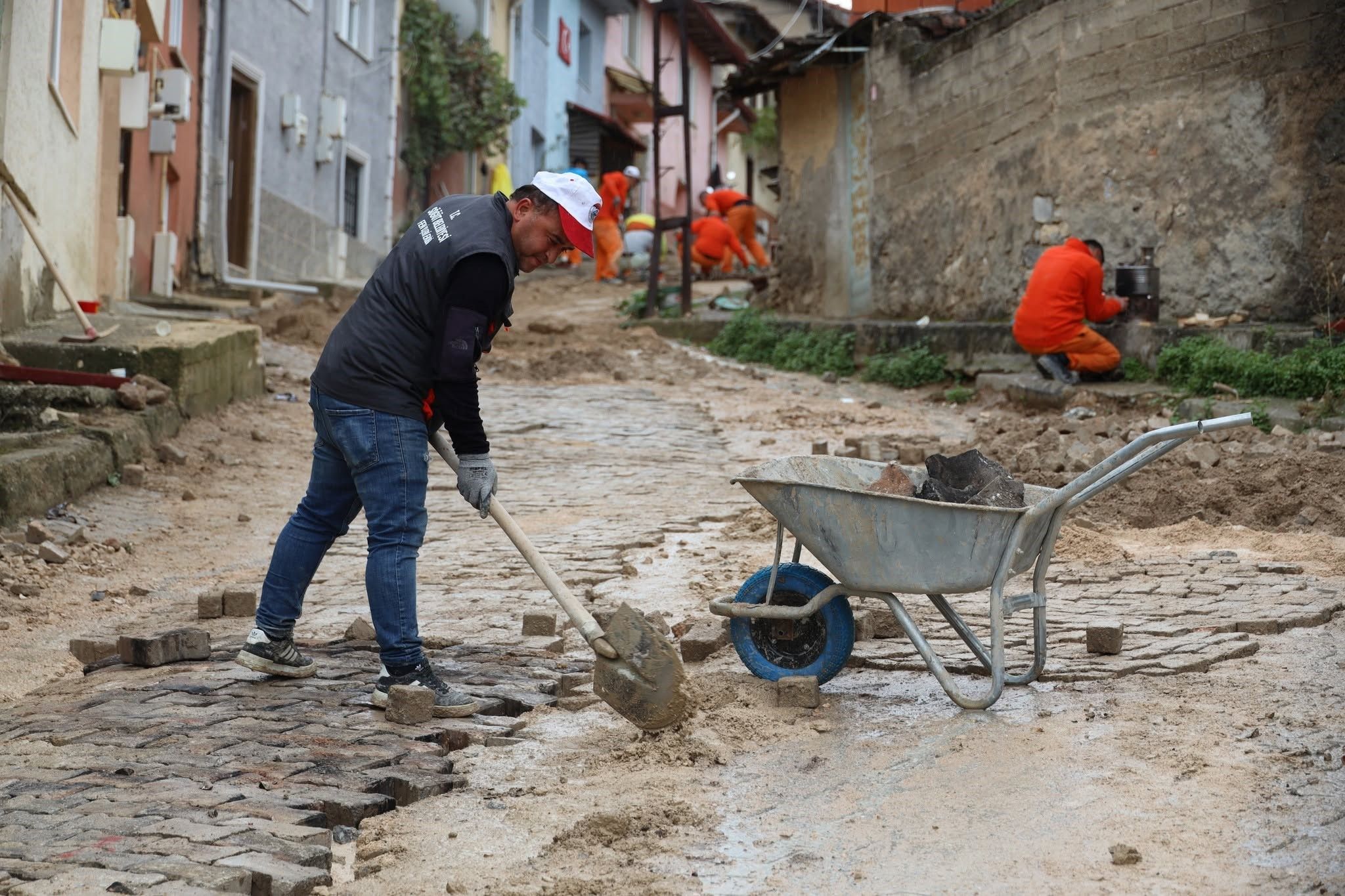 A W811356 01 İKİ NOKTADA PARKE TAŞI ÇALIŞMASI BAŞLADI