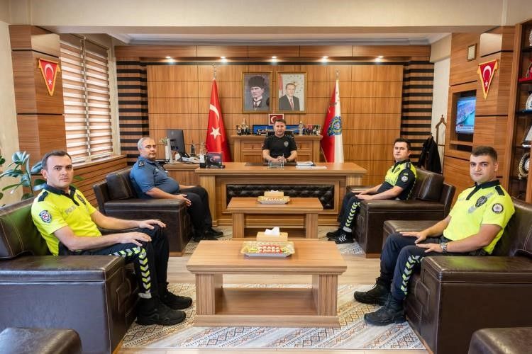 A W813010 01 ÖRNEK DAVRANIŞ SERGİLEYEN POLİSLERLE BİR ARAYA GELDİ