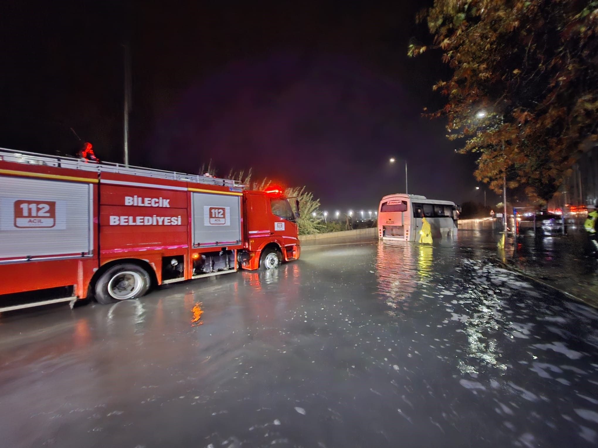 SU BİRİKİNTİSİNDE MAHSUR KALAN İŞÇİ SERVİSİNİ İTFAİYE KURTARDI A W813069 02 SU BİRİKİNTİSİNDE MAHSUR KALAN İŞÇİ SERVİSİNİ İTFAİYE KURTARDI