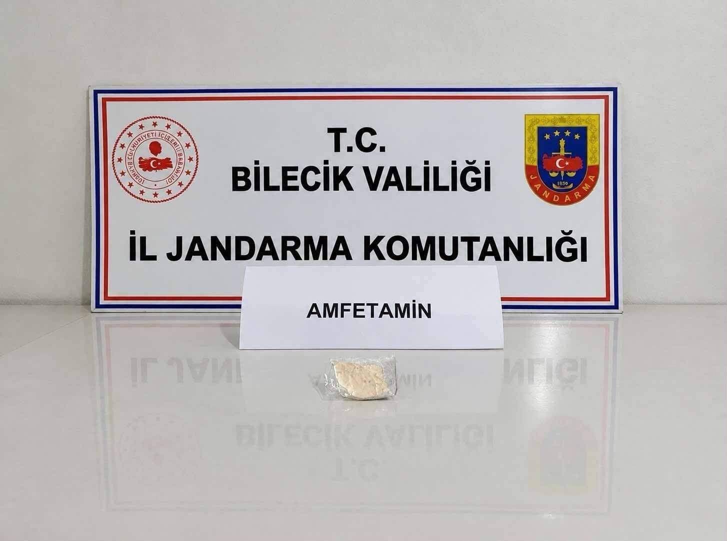 ŞÜPHE ÜZERİNE DURDURULAN ARAÇTAN UYUŞTURUCU ÇIKTI A W813249 01 ŞÜPHE ÜZERİNE DURDURULAN ARAÇTAN UYUŞTURUCU ÇIKTI
