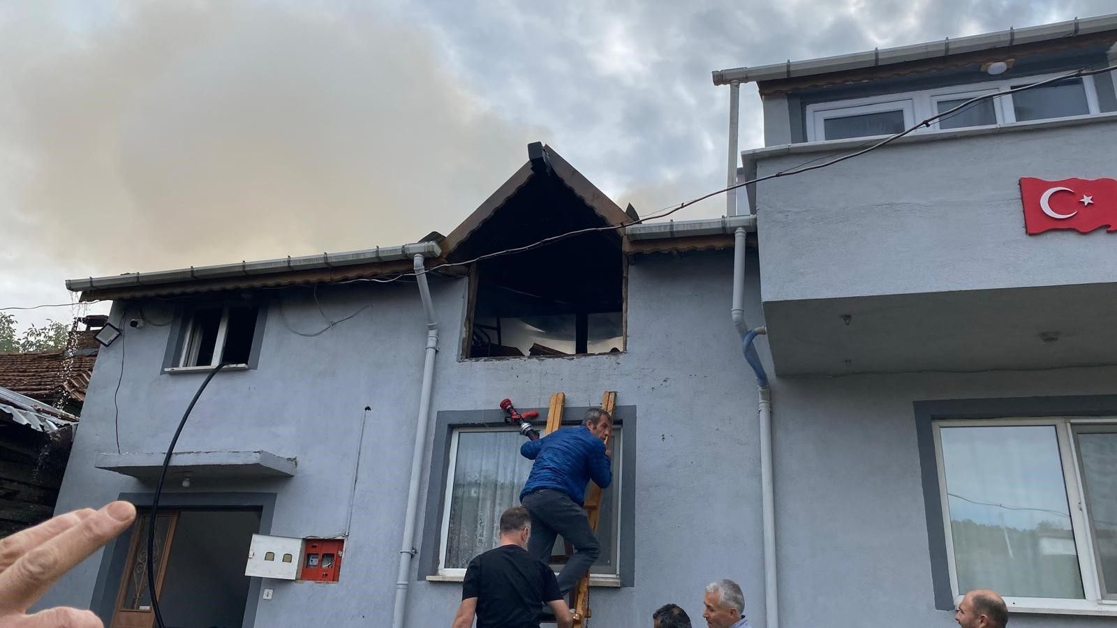 A W813251 03 KAYNAK KIVILCIMLARI BENZİNE SIÇRADI, YANGIN ÇIKTI