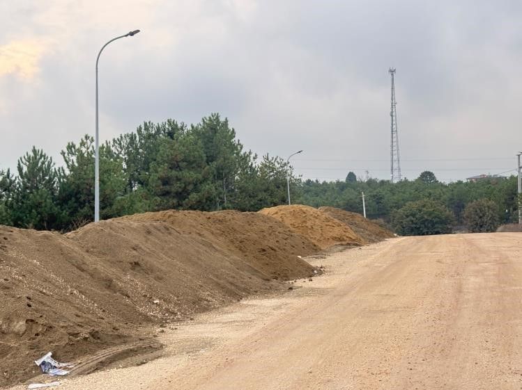 YOL KENARINA DÖKÜLEN KUMLAR TEHLİKE SAÇIYOR A W813287 01 YOL KENARINA DÖKÜLEN KUMLAR TEHLİKE SAÇIYOR