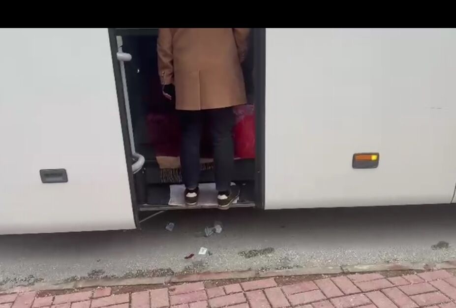 Ğ-7 BİR TUR OTOBÜSÜNÜ YERE ATTIĞI ÇÖPLER TOPLATTIRILDI