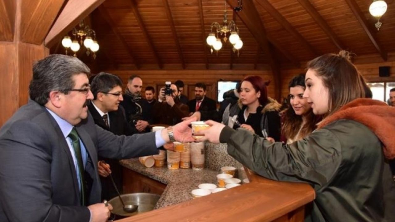 BAŞKAN CAN ÖĞRENCİLERE ÇORBA VE ÇAY İKRAM ETTİ