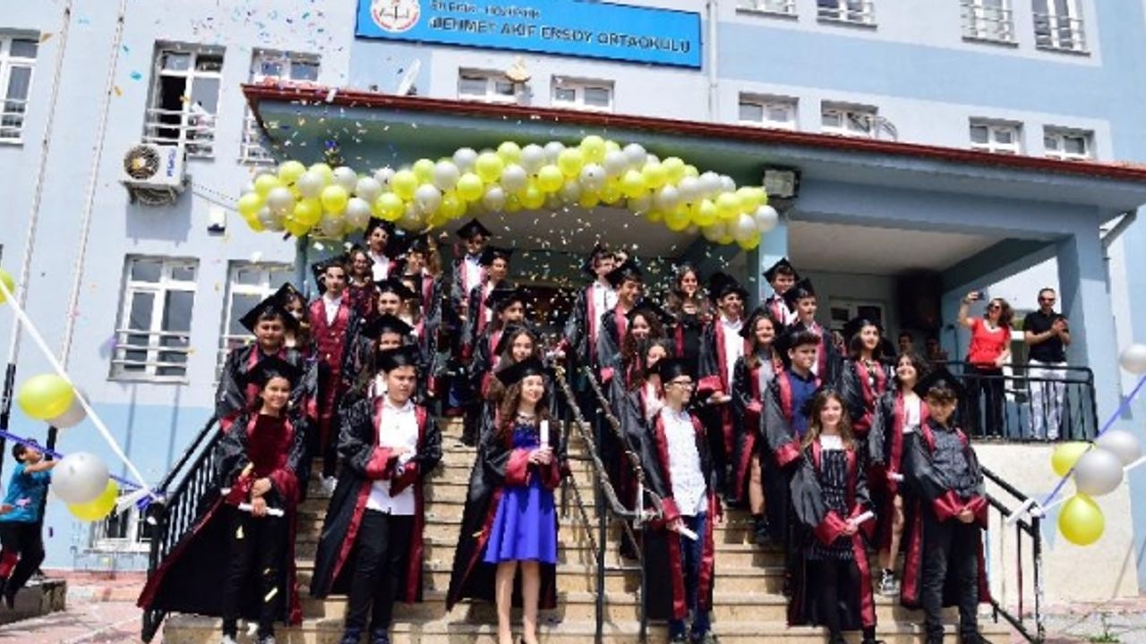 MEHMET AKİF ERSOY ORTAOKULU’NDA MEZUNİYET HEYECANI