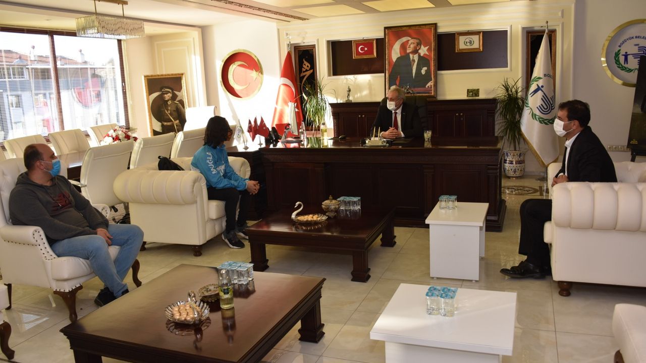 BOZÜYÜKLÜ BİSİKLETÇİ MERT HÜNER BAŞKAN BAKKALCIOĞLU’NU ZİYARET ETTİ