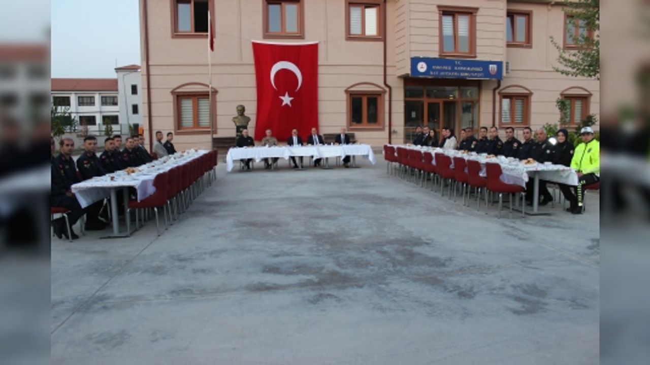 VALİ KIZILKAYA ORUCUNU ASKERİ PERSONELLE AÇTI