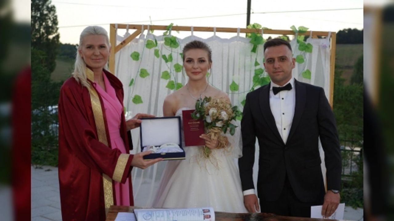 BUSE İLE AYDIN ÇİFTİ MUHTEŞEM BİR DÜĞÜNLE DÜNYA EVİNE GİRDİ