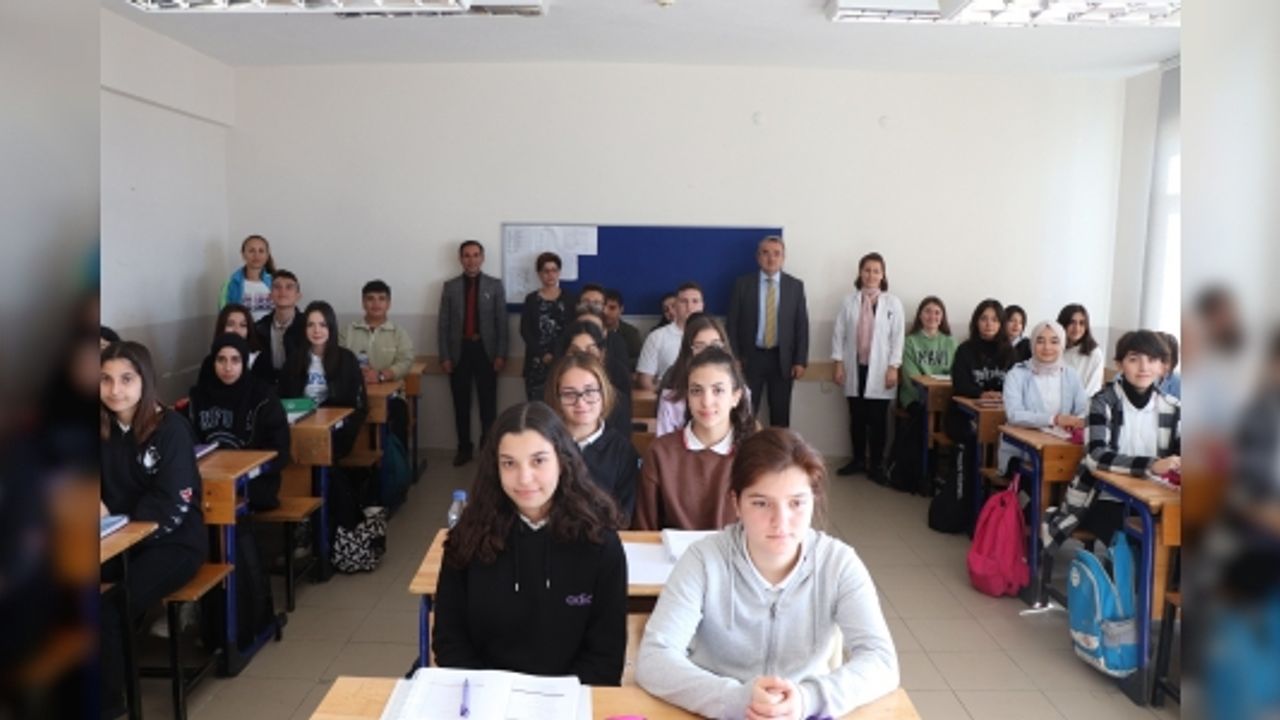 KAYMAKAM ÖZTÜRK, ÖĞRETMENLER VE ÖĞRENCİLER İLE BİR ARADA