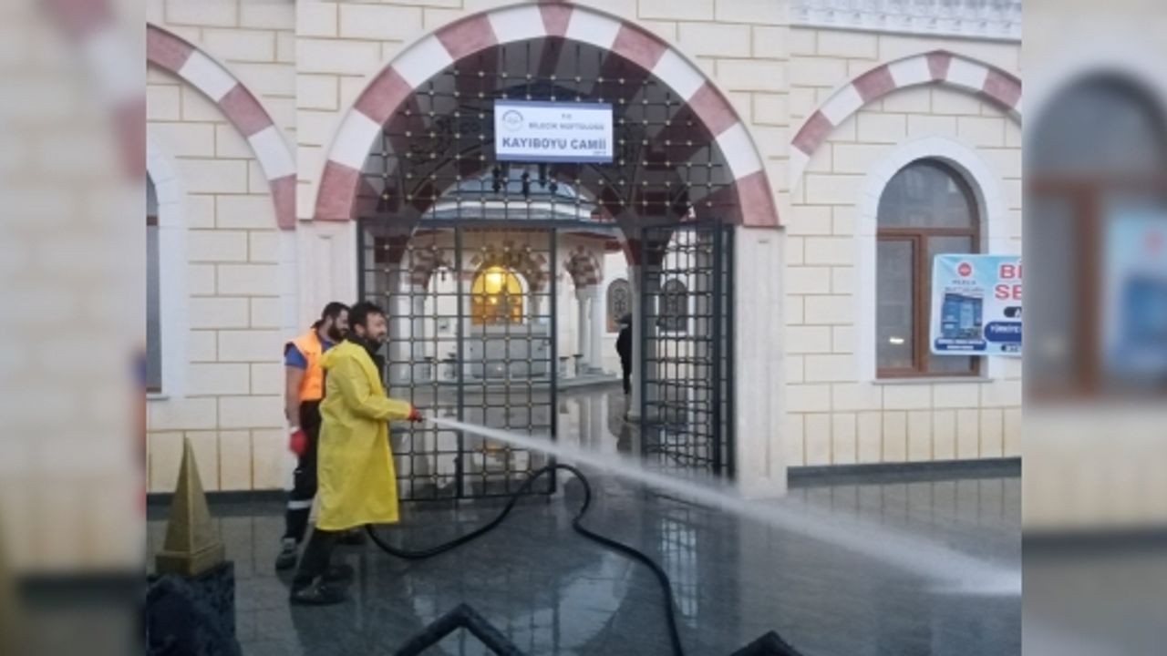 BİLECİK'TE BÜTÜN CAMİ BAHÇELERİ HER HAFTA YIKANARAK CUMA NAMAZINA HAZIRLANIYOR