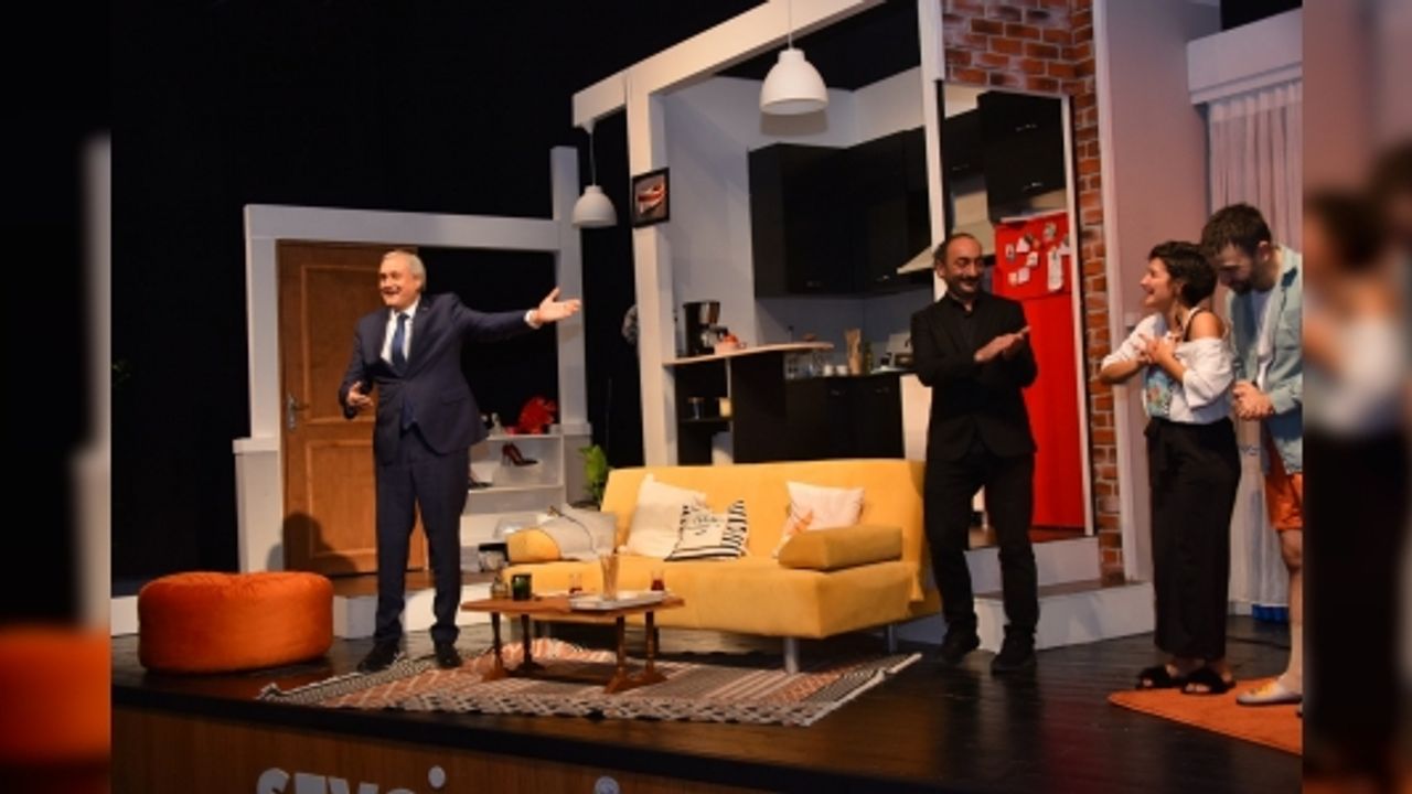 BOZÜYÜK BELEDİYE TİYATROSU’NUN SAHNELEDİĞİ “AYRILIK” ADLI OYUN BEĞENİ İLE İZLENDİ