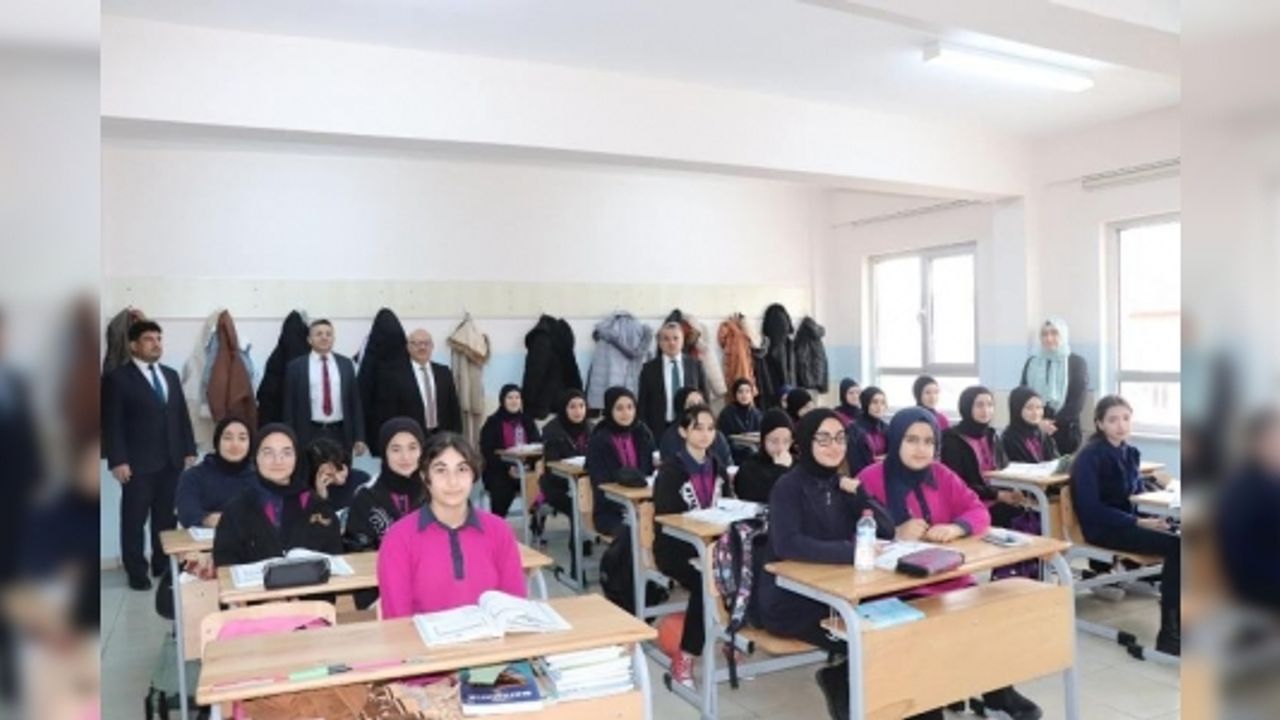 KAYMAKAM ÖZTÜRK OKUL ZİYARETLERİNE DEVAM EDİYOR