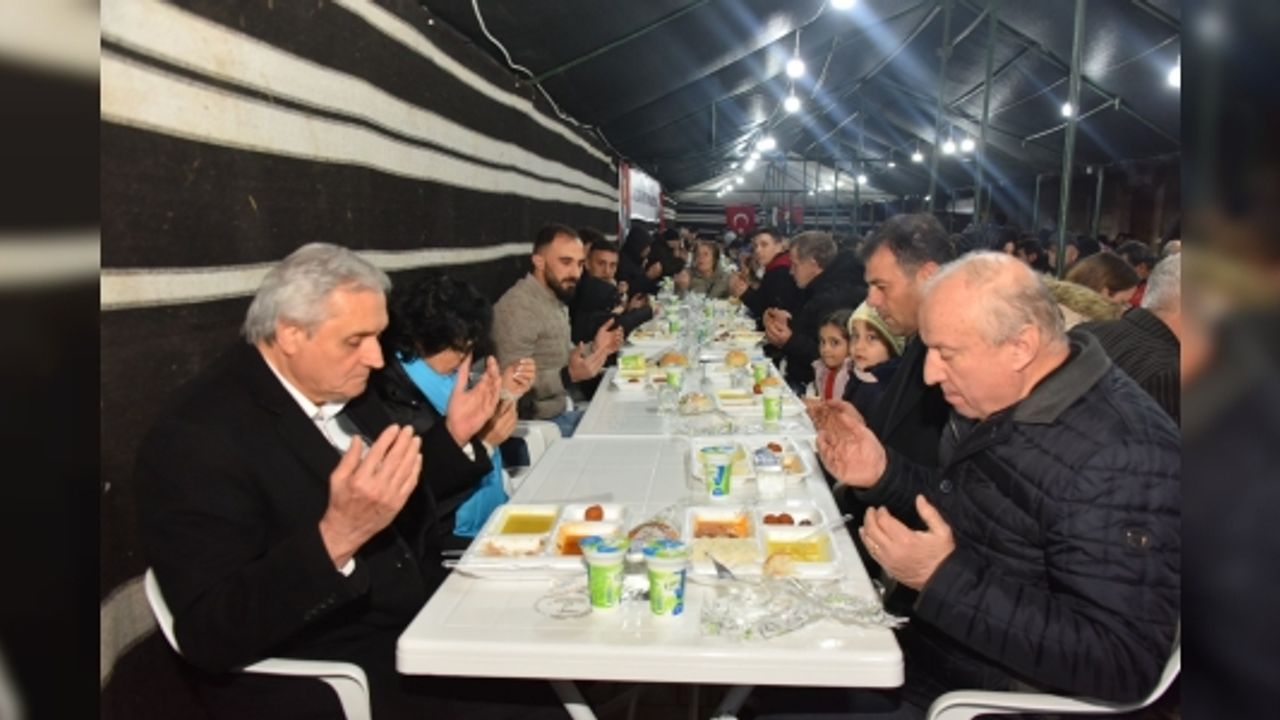 BAŞKAN BAKKALCIOĞLU RAMAZAN AYININ İLK ORUCUNU İFTAR ÇADIRINDA AÇTI