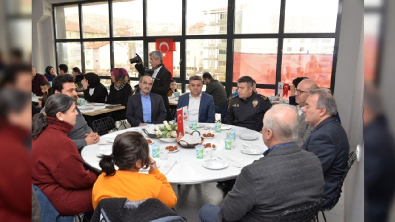 BAŞKAN YARDIMCISI MAHMUT FINDIK DEPREMZEDE ÖĞRENCİLER VE AİLELERİYLE BİR ARAYA GELDİ