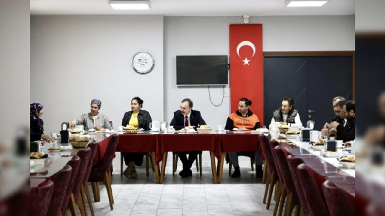 VALİ KIZILKAYA, DEPREMZEDE AİLELERLE KAHVALTI YAPTI