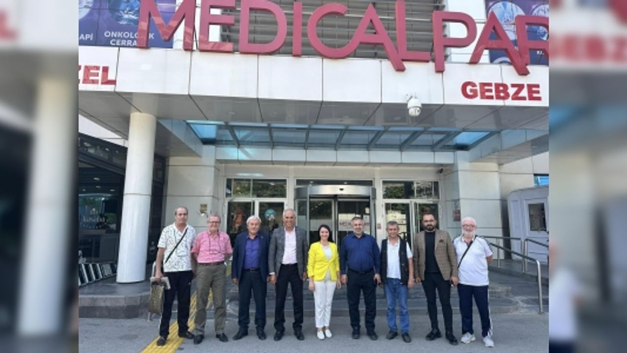 AK PARTİLİ BELEDİYE BAŞKANLARI ELMAS’I HASTANEDE ZİYARET ETTİ