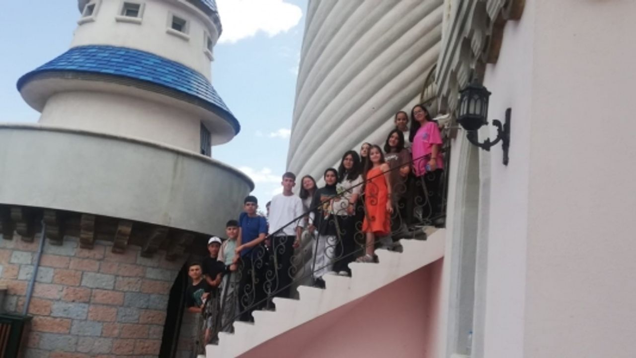 ÖĞRENCİLERE KARNE HEDİYESİ OLARAK ESKİŞEHİR'E GİTTİ