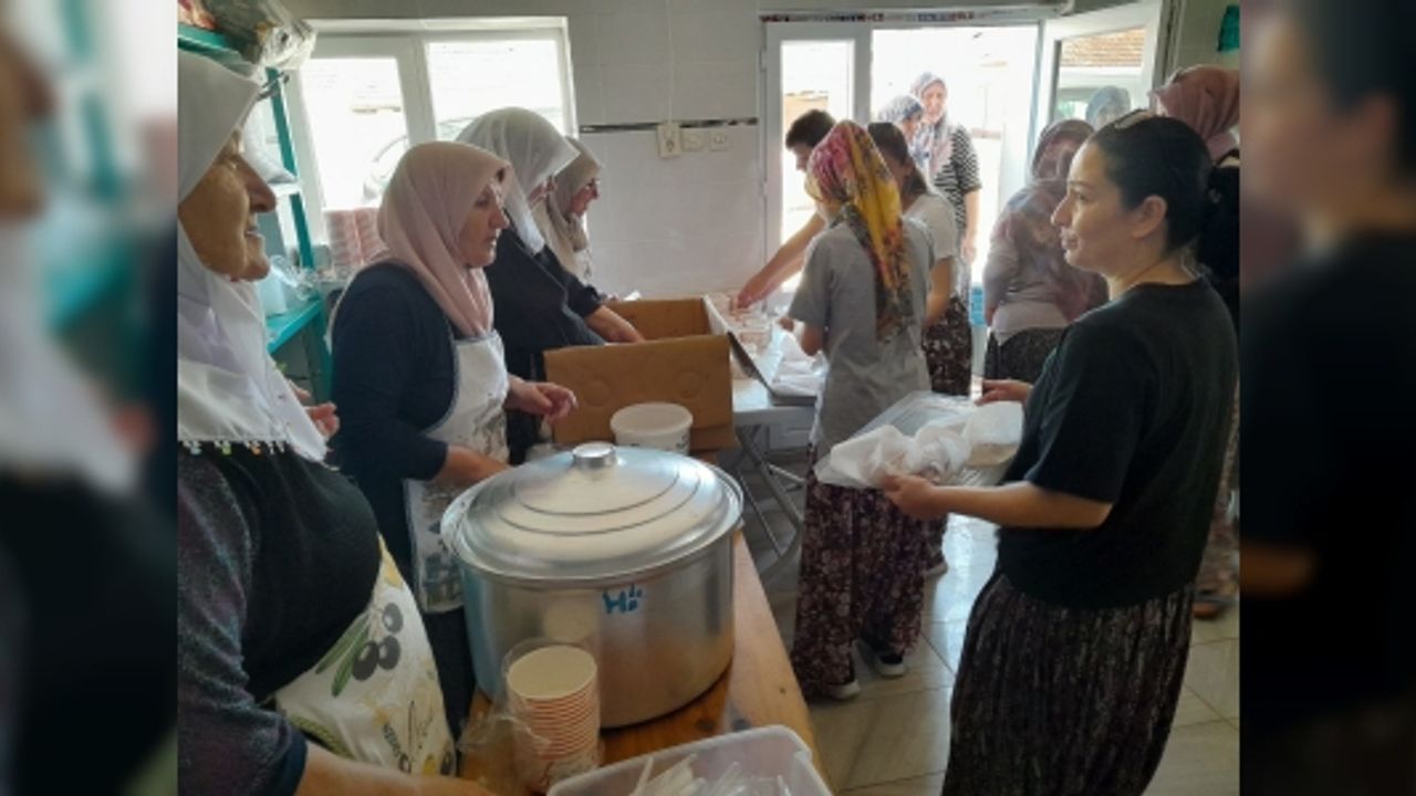 BİLECİK'TE KADINLARDAN İMECE USULÜ AŞURE