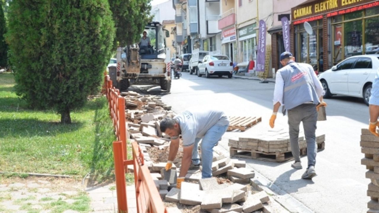 CAMİ CADDESİ'NDE KALDIRIM REVİZE ÇALIŞMASI
