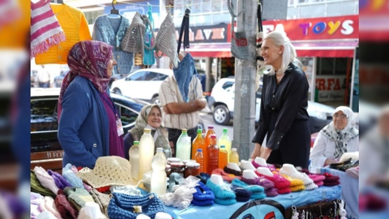 KADINLAR ÜRETTİKLERİNİ TANITIYOR VE SATIYOR