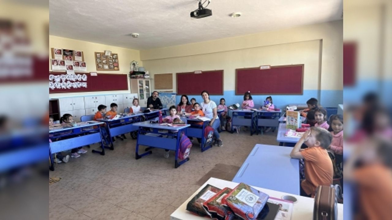 OKULA YENİ BAŞLAYAN MİNİKLER HEDİYELERİNİ ALDI