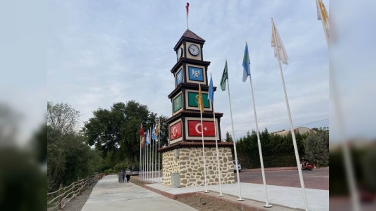 TÜRK HAKİMİYETİ ANITI 3 DEVLET BAYRAĞI TAŞIYOR