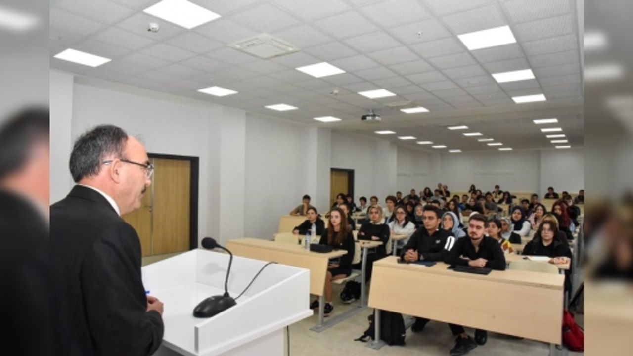 ÖĞRENCİLERİN İLK DERSİ REKTÖR BEYDEMİR'DEN