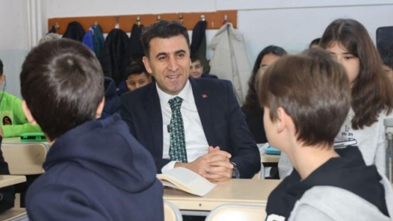 HEM KİTAP OKUDU HEM VOLEYBOL OYNADI