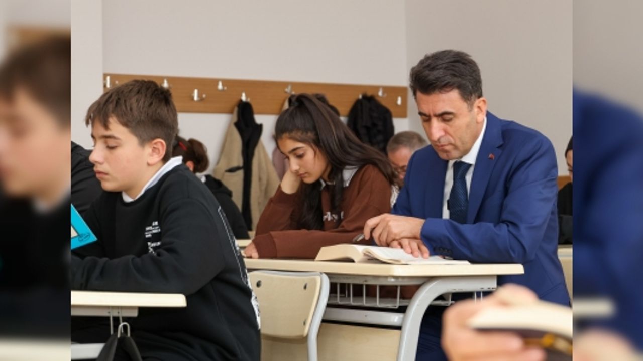 VALİ AYGÖL, SIRAYA OTURUP KİTAP OKUDU