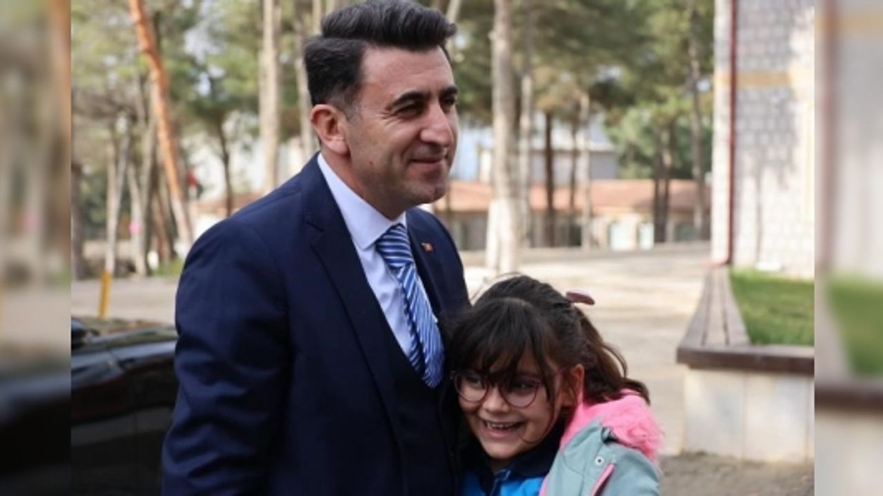 VALİYE 'MUHTAR' DİYEN MİNİK HERKESİ GÜLDÜRDÜ