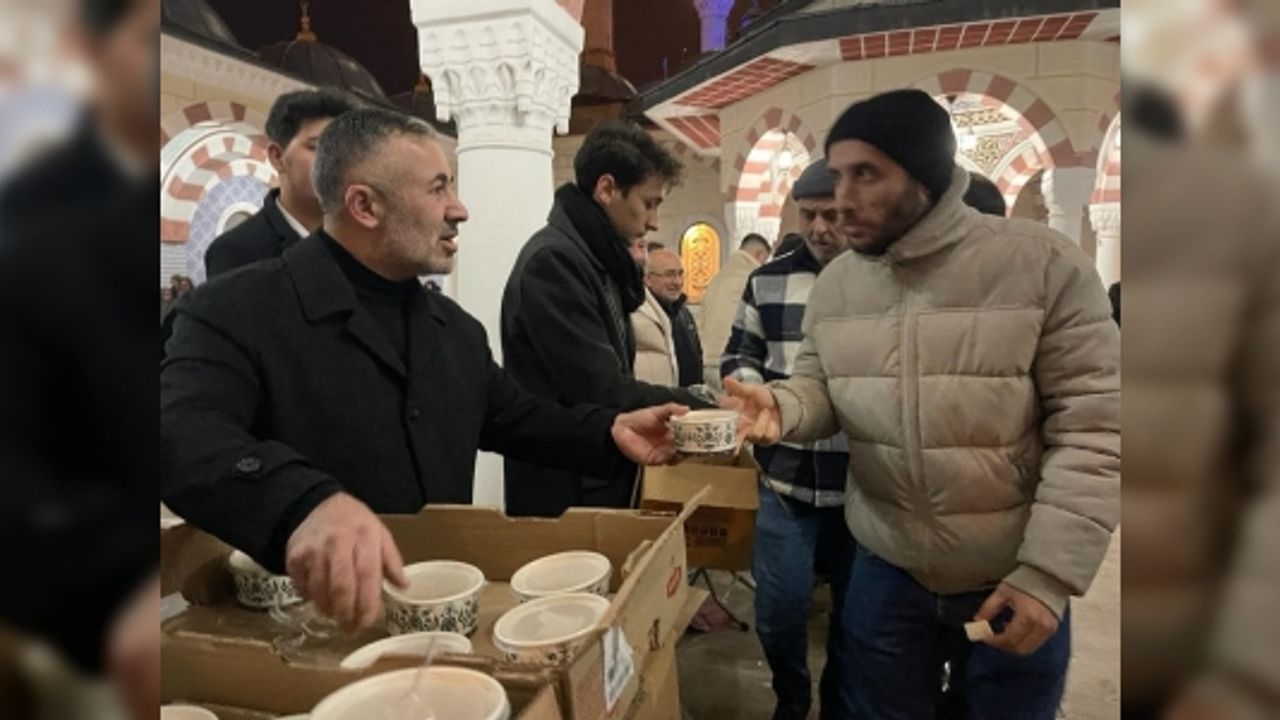 AK PARTİ, ŞEHİTLER İÇİN HELVA DAĞITTI