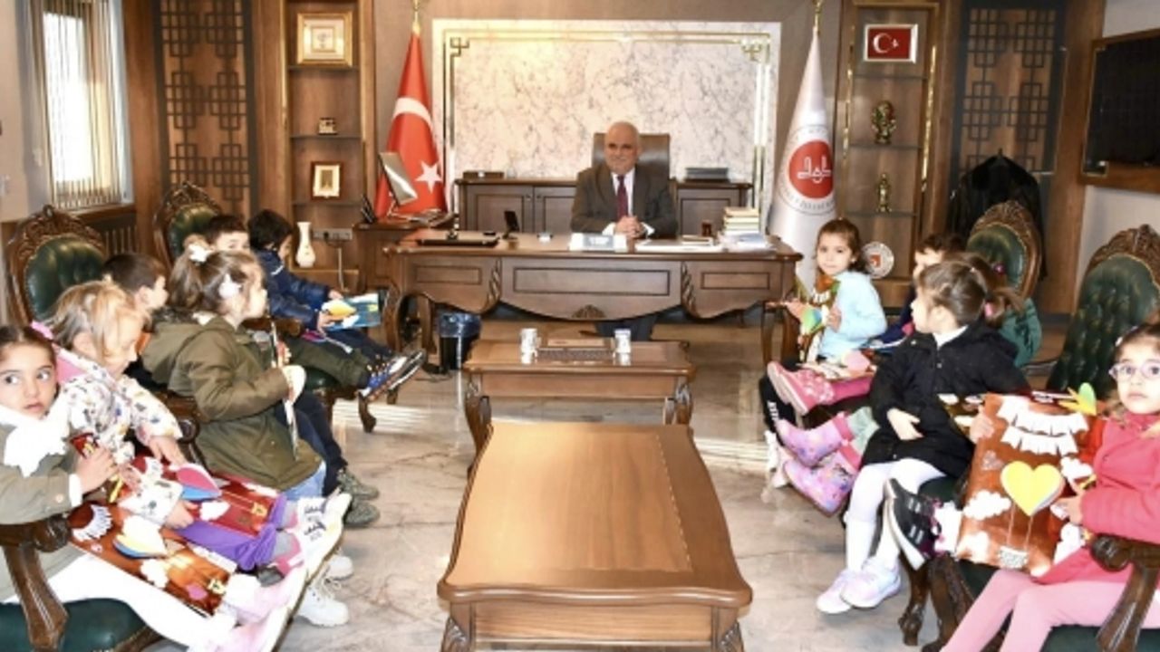 İL MÜFTÜSÜ ERHUN'DAN MİNİKLERE HEDİYE