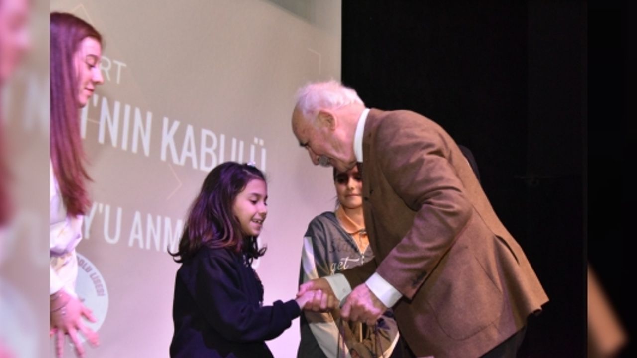 ANMA TÖRENİNDE ÖDÜLLER TAKDİM EDİLDİ