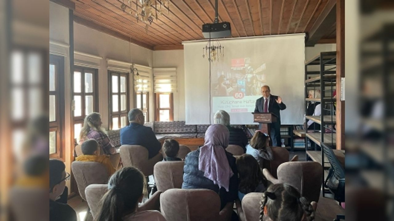 KİTAP KURTLARI KÜTÜPHANE HAFTASINDA ÖDÜLLERİNİ ALDI