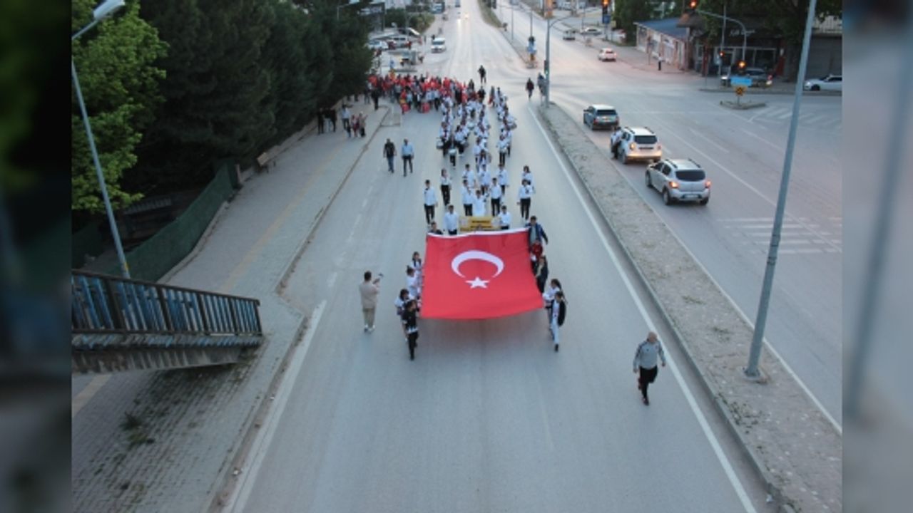 COŞKULU YÜRÜYÜŞ İLE 19 MAYIS'I KUTLADILAR