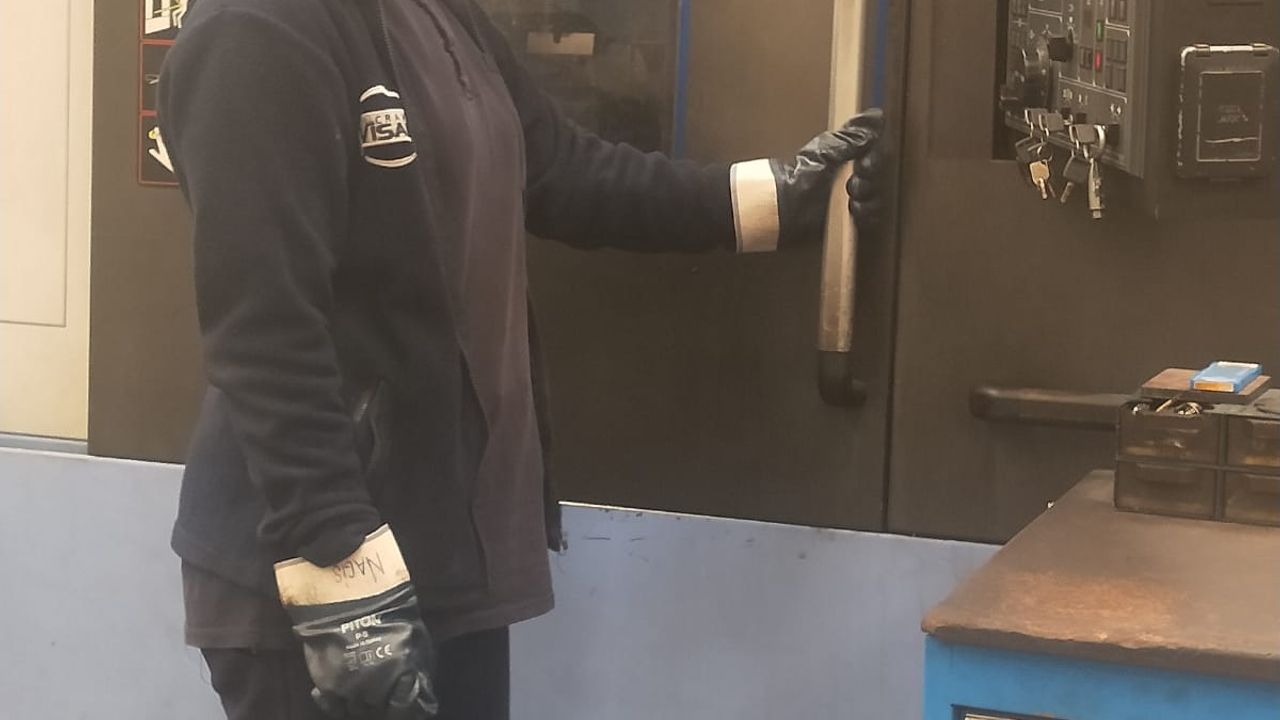 KADIN PERSONEL ERKEKLERE TAŞ ÇIKARTIYOR