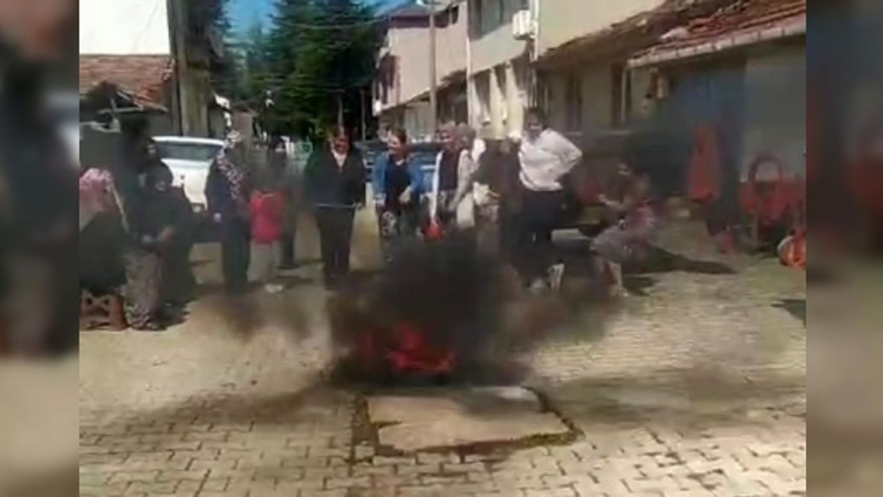 PAZARYERİ'NDE DEV ATEŞLE HIDIRELLEZ KUTLANDI