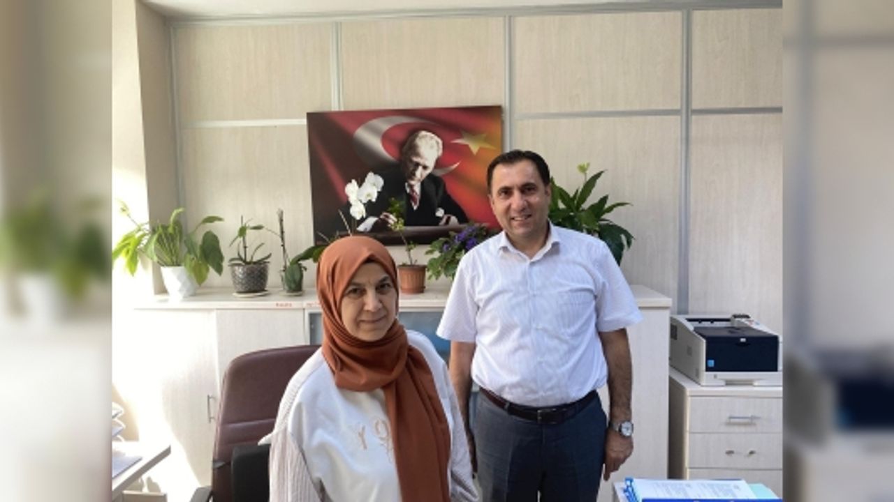 BİR AN OLSUN YALNIZ BIRAKMIYOR