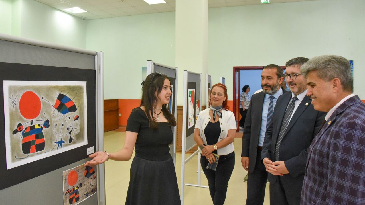 'ÇOCUĞUN İÇ DÜNYASINA YOLCULUK' ADLİ RESİM SERGİSİ BEĞENİ TOPLADI