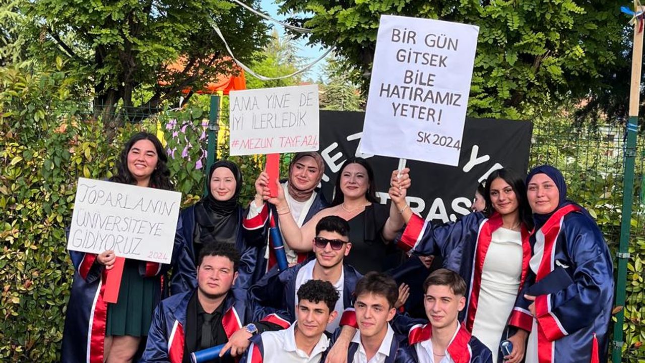 ÖZEL SINAV KOLEJİ'NDE COŞKULU MEZUNİYET TÖRENİ
