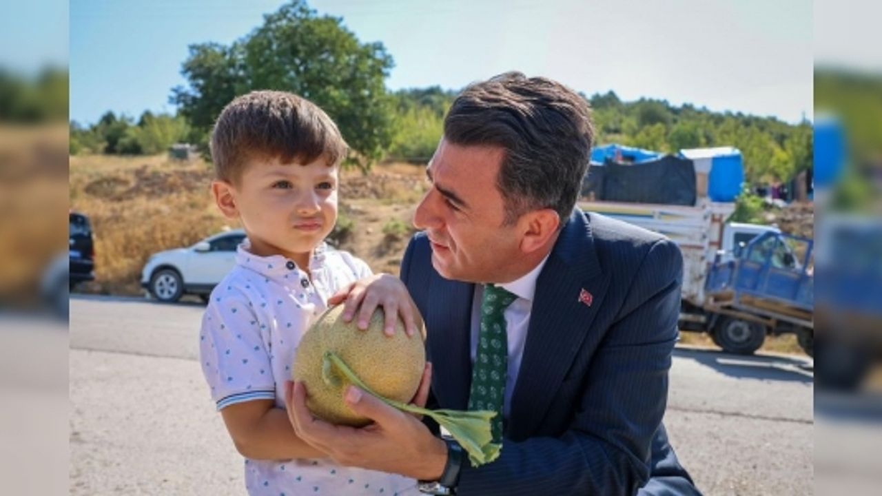 VALİ ŞEFİK AYGÖL'E MİNİK ÇİFTÇİDEN HEDİYE
