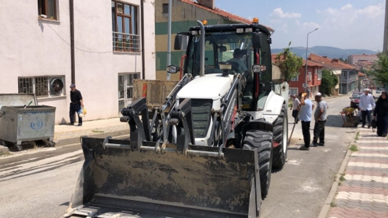 YAĞMUR SUYU HATLARINI BELEDİYE YENİLİYOR